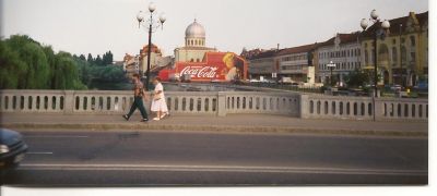 Bron över floden Crişul Repede. I bakgrunden en synagoga.